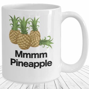 Mmmm Pineapple Mug – Funny Coffee Cup for Pineapple Lovers – Cheeky Swinger Humor Gift – White Ceramic Innuendo Mug – Flirty Tropical Vibe