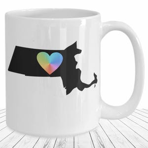 Massachusetts Pride Becher - LGBTQ + Regenbogen Herz Zustand Silhouette MA Kaffeetasse New England Liebe Geschenk lokalen Stolz inklusive Heimat Zustand Becher