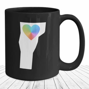Vermont Tasse VT State Map Schwarze Kaffeetasse Der grüne Bergzustand Tie Dye Herz Liebe mein Zuhause Geschenke für den besten Freund Umzug