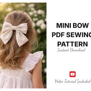 Puede incluir: Una joven con cabello rubio lleva un vestido blanco y un lazo grande color crema en el pelo. La imagen incluye el texto "MINI BOW PDF SEWING PATTERN Instant Download" y un logotipo de YouTube con "Video Tutorial Included."