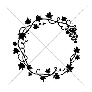 Puede incluir: Silueta en blanco y negro de una corona de vid con hojas y uvas. La corona es circular y tiene un diseño simple y elegante.