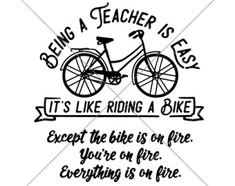 Puede incluir: Gráfico en blanco y negro con una bicicleta y el texto "Ser profesor es fácil. Es como andar en bicicleta. Excepto que la bicicleta está en llamas. Estás en llamas. Todo está en llamas."
