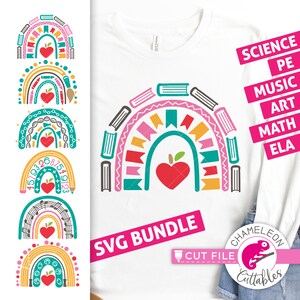 Op de afbeelding: Een set van zes SVG-snijbestanden met regenboogontwerpen met verschillende schoolthema-elementen, waaronder boeken, potloden, muzieknoten, cijfers en DNA-strengen. Elke regenboog heeft een rode appel in het midden. De tekst "SVG BUNDLE" en "CUT FILE" zijn ook in de afbeelding opgenomen.