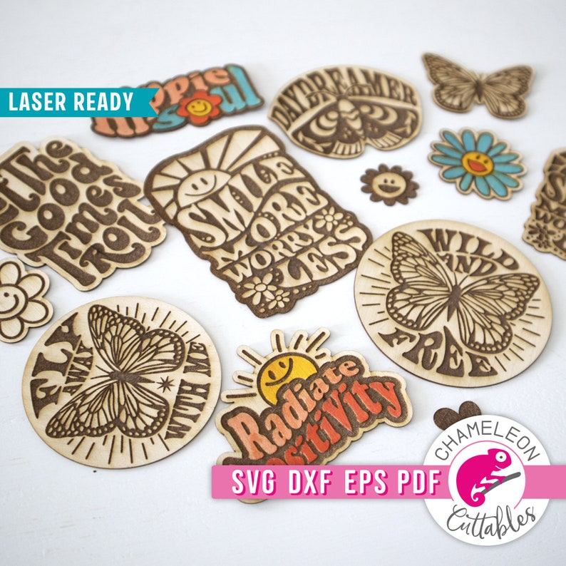 K&ouml;nnte beinhalten: Eine Sammlung von lasergeschnittenen Holzverzierungen im Retro-Stil. Designs umfassen Schmetterlinge, Blumen und S&auml;tze wie "Smile More Worry Less" und "Radiate Positivity". Die Farbpalette zeigt nat&uuml;rliche Holzt&ouml;ne mit Akzenten in Orange, Blau und Gelb.