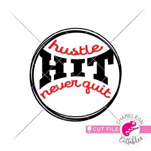 Può includere: Grafica da baseball in bianco e nero con il testo "hustle HIT never quit" in rosso.