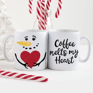SVG, PNG, DXF, Jpeg, bonhomme de neige au café qui fait fondre mon coeur pour mug, câlin dans une tasse, fichier de coupe Svg et sublimation png, conception numérique à usage commercial