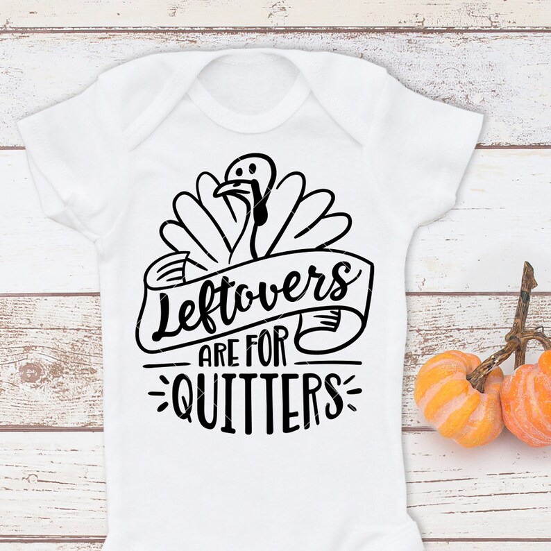 Peut inclure: Body pour b&eacute;b&eacute; blanc avec un dessin de dinde noire et l'inscription "Leftovers are for Quitters". Deux petites citrouilles oranges en arri&egrave;re-plan. Un design festif pour les f&ecirc;tes de Thanksgiving.