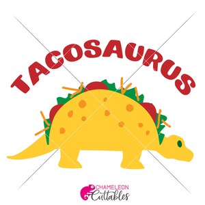 Puede incluir: Un dinosaurio de dibujos animados amarillo con un cuerpo de concha de taco, cubierto con lechuga, tomates y queso. La palabra "TACOSAURUS" está arqueada sobre el dinosaurio en letras rojas. El logotipo de Chameleon Cuttables está en la parte inferior.
