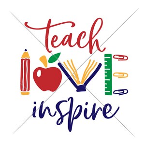 Puede incluir: Un dise&ntilde;o gr&aacute;fico colorido con el texto "Teach Love Inspire" en una fuente azul cursiva. El dise&ntilde;o incluye una manzana roja, un libro amarillo, una regla verde, un l&aacute;piz amarillo y tres clips de papel amarillos.
