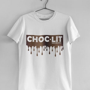 Op de afbeelding: Wit T-shirt met een bruine afbeelding met de tekst "CHOC-LIT 100% MELANIN" met bruine druppels die van de letters druipen.