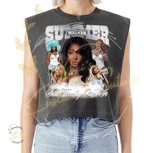 Puede incluir: Una camiseta sin mangas gris carbón con un gráfico de Summer Walker y el texto "SUMMER WALKER" encima de la frase "Still Finally Over It". El gráfico incluye imágenes de Summer Walker.