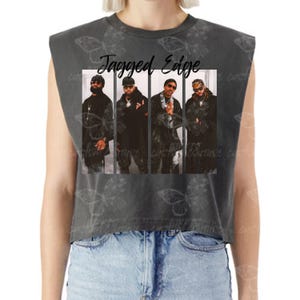 Puede incluir: Un top corto sin mangas gris con un gráfico del grupo musical Jagged Edge. El gráfico está en un marco rectangular y muestra a los miembros del grupo con trajes negros. El top tiene un estampado de mariposas.