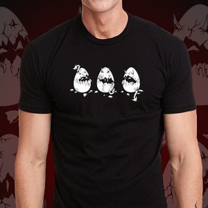 Koszulka unisex Deviled Eggs - Zabawna ilustracja - Małe diabły - Koszulka z gotycką sztuką - Koszulka z kalamburami jajecznymi - Ręcznie rysowany projekt - Słodka sztuka jajeczna - Kreskówkowe - Sztuka jedzenia