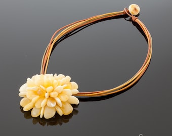 Broche-colgante de ámbar "Flor blanca real"