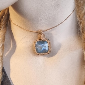 Collier en macramé labradorite - violet moucheté, pierre carrée, cordon marron clair réglable.
