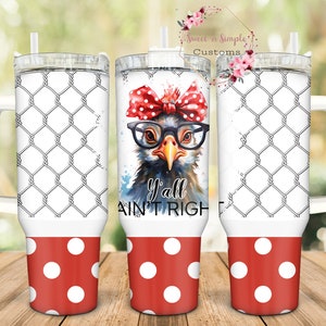 Puede incluir: Un vaso blanco con un diseño de lunares rojos y blancos. El vaso tiene un patrón de alambre de pollo blanco y negro en la mitad superior y un gráfico de un pollo con un lazo rojo y gafas con el texto "Y'all Ain't Right".