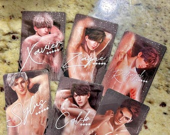 Puede incluir: Seis tarjetas coleccionables rectangulares con ilustraciones estilo anime de personajes sin camisa detrás de una superficie de vidrio con gotas de agua. Cada tarjeta muestra un nombre en cursiva blanca: Xavier, Zayne, Rafayel, Sylus, Caleb y Vafko.