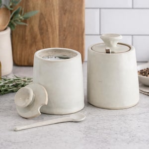 Salero y pimentero de cerámica artesanal con tarro para especias. Se vende por unidad (no en juego).