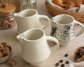 Jarra de cerámica para crema de desayuno, hecha a mano.