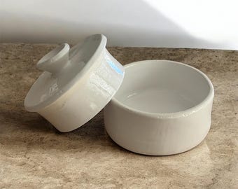 Handgefertigte, individuell gestaltete französische Butterdose – Vintage-Weiß