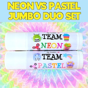Può includere: Due tubetti di balsamo per le labbra bianchi con grafiche colorate. Uno dice "TEAM NEON" con un'ape verde, un fidget spinner rosso e un pop-it arcobaleno. L'altro dice "TEAM PASTEL" con una mucca blu, un fidget spinner rosa e una stella arcobaleno.