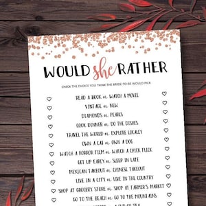 Op de afbeelding: Een printbaar bruidsdouchespel met een roze gouden glitterachtergrond. Het spel heet "Would She Rather" en stelt een reeks vragen over de voorkeuren van de bruid. De speler vinkt het antwoord aan waarvan hij denkt dat de bruid het zou kiezen. Het spel bevat een ruimte om het totale aantal juiste antwoorden in te vullen.
