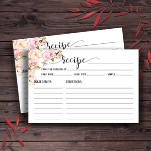 Puede incluir: Dos tarjetas de recetas en blanco con un diseño floral. Las tarjetas tienen líneas para escribir los ingredientes, las instrucciones, el tiempo de preparación, el tiempo de cocción y las porciones. El texto "receta" está escrito en cursiva en la parte superior de cada tarjeta.