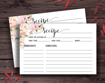 Pode incluir: Dois cartões de receita em branco com um design floral. Os cartões têm linhas para escrever os ingredientes, as instruções, o tempo de preparação, o tempo de cozimento e as porções. O texto "receita" está escrito em itálico no topo de cada cartão.