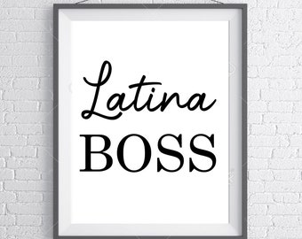 Può includere: Una stampa incorniciata con il testo "Latina BOSS" in lettere nere su sfondo bianco.
