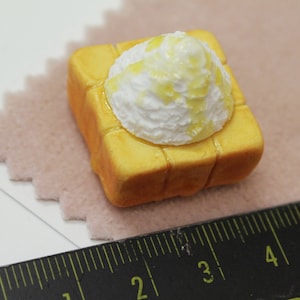 Miniature Honey Bread Magnet / Dollhouse Miniature, Miniature Food, Clay Food, Fake Food, 1-12 Scale, 1-6 Scale, Magnet, Collectibles