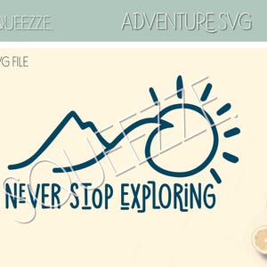 Può includere: File SVG digitale con una grafica turchese di montagne, un sole e le parole "NEVER STOP EXPLORING". Il design è su uno sfondo color crema con le parole "SQUEEZZE" e "ADVENTURE SVG" in alto.