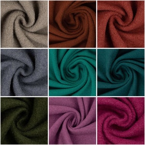 Peut inclure: Un assortiment de neuf échantillons de tissu dans différentes couleurs, dont le beige, le brun, le bleu sarcelle, le vert et le rose. Le tissu est doux, duveteux et a une surface texturée.