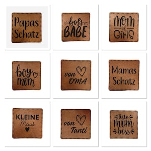 Könnte beinhalten: Neun braune Lederpatches mit schwarzem Text und Herzen. Die Patches zeigen Sätze wie "Papas Schatz", "Boss Babe", "Mom of Girls", "Boy Mom", "Von Oma", "Mamas Schatz", "Kleine Maus", "Von Tanti" und "Like Mom Boss".