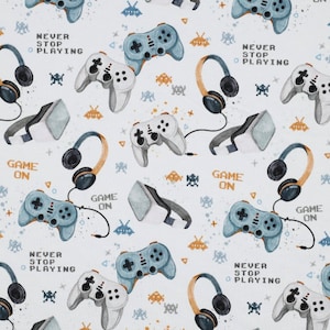 Könnte beinhalten: Ein weißer Hintergrund mit einem sich wiederholenden Muster aus blauen und weißen Videospielcontrollern, Kopfhörern und dem Text "Never Stop Playing" und "Game On".