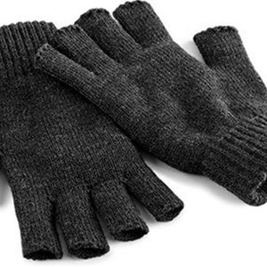 Könnte beinhalten: Ein Paar graue Fingerlose Handschuhe aus gestricktem Stoff. Die Handschuhe haben einen umschlagbaren Bund und sind so konzipiert, dass sie Ihre Hände warm halten, während Sie gleichzeitig Ihre Finger benutzen können.