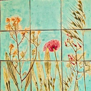 Könnte beinhalten: Neun quadratische Keramikfliesen, die in einem Raster angeordnet sind, jede mit einem einzigartigen botanischen Design. Die Fliesen haben einen türkisfarbenen Hintergrund mit Bildern von Wildblumen und Gräsern in Orange-, Rot- und Brauntönen. Jede Fliese misst ca. 10 cm x 10 cm.