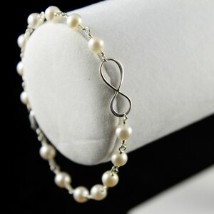 Infinity Armband - Weiße Süßwasserperlen - Acht Charm - Brautjungfer Schmuck - Juni Geburtsstein - Muttertagsgeschenk