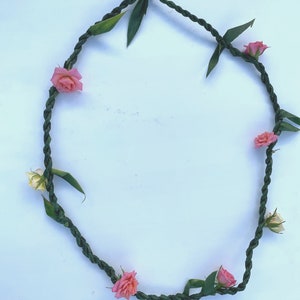 Green twisted Ti leaf lei adorned with pink Spray roses and yellow Spray roses.  
Length: 40 inches
Each rose is about 4 inches apart.  
Lei can be open upon request.