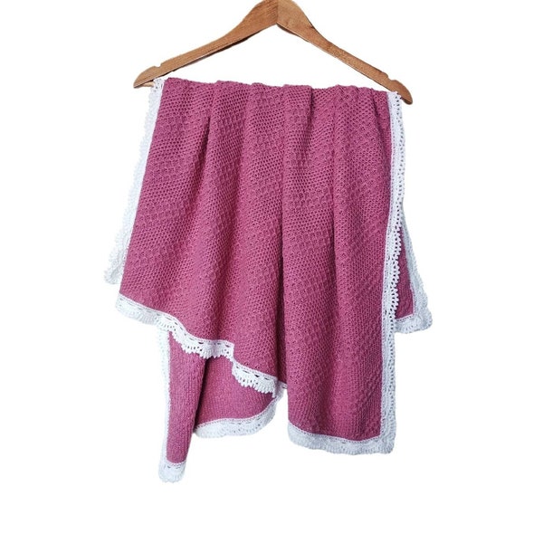 Couverture bébé rose avec bordure en dentelle au crochet | Couverture légère nouveau-né fille pour berceau, nacelle ou poussette