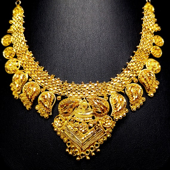 Vintage Heavily Gold Plated Necklace, 3D Cut Hand… - image 2