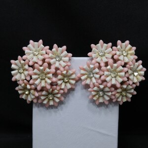 Mid Century Pink White Flower Earrings, Feather Weight Clips, 1950s Vintage Jewelry image 4