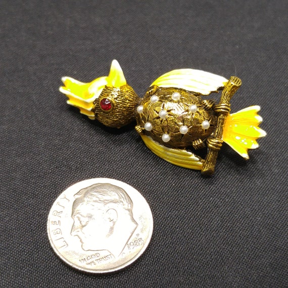 Weiss Yellow Enamel Bird Brooch, Faux Pearls, 194… - image 9