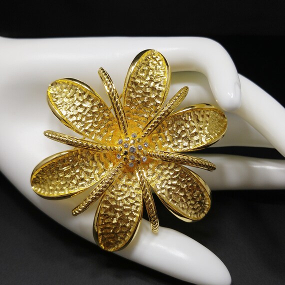 Joan Rivers Large Gold Plated Flower Brooch, Clea… - image 10