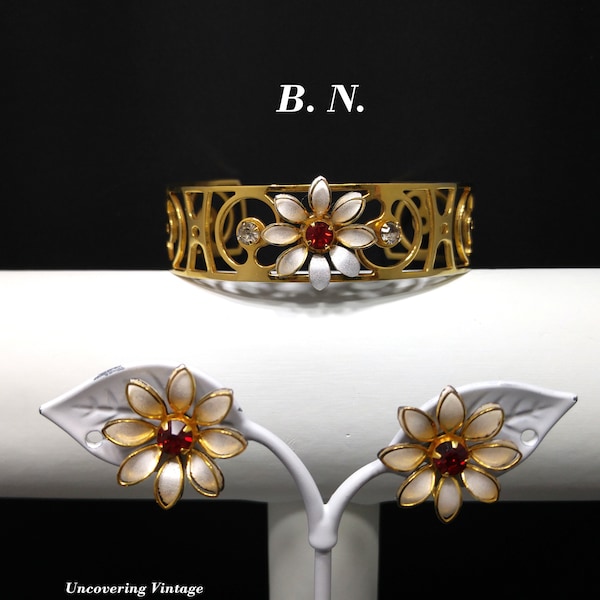 Bugbee & Niles Floral Cuff Bracelet Screw-back Boucles d’oreilles Set, Strass rouges, 1940s vintage Bijoux