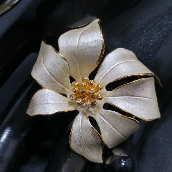 Cerrito White Enamel Floral Brooch, Pearled Poins… - image 7