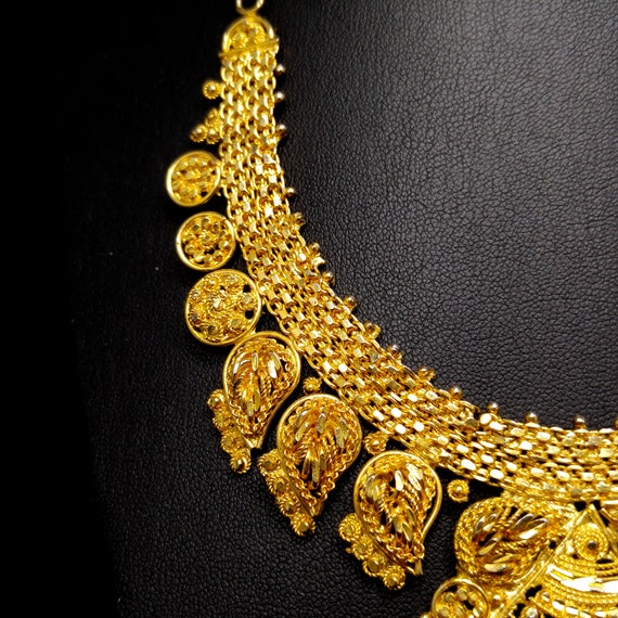 Vintage Heavily Gold Plated Necklace, 3D Cut Hand… - image 4