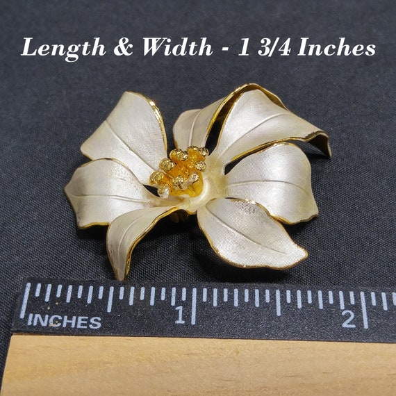 Cerrito White Enamel Floral Brooch, Pearled Poins… - image 5