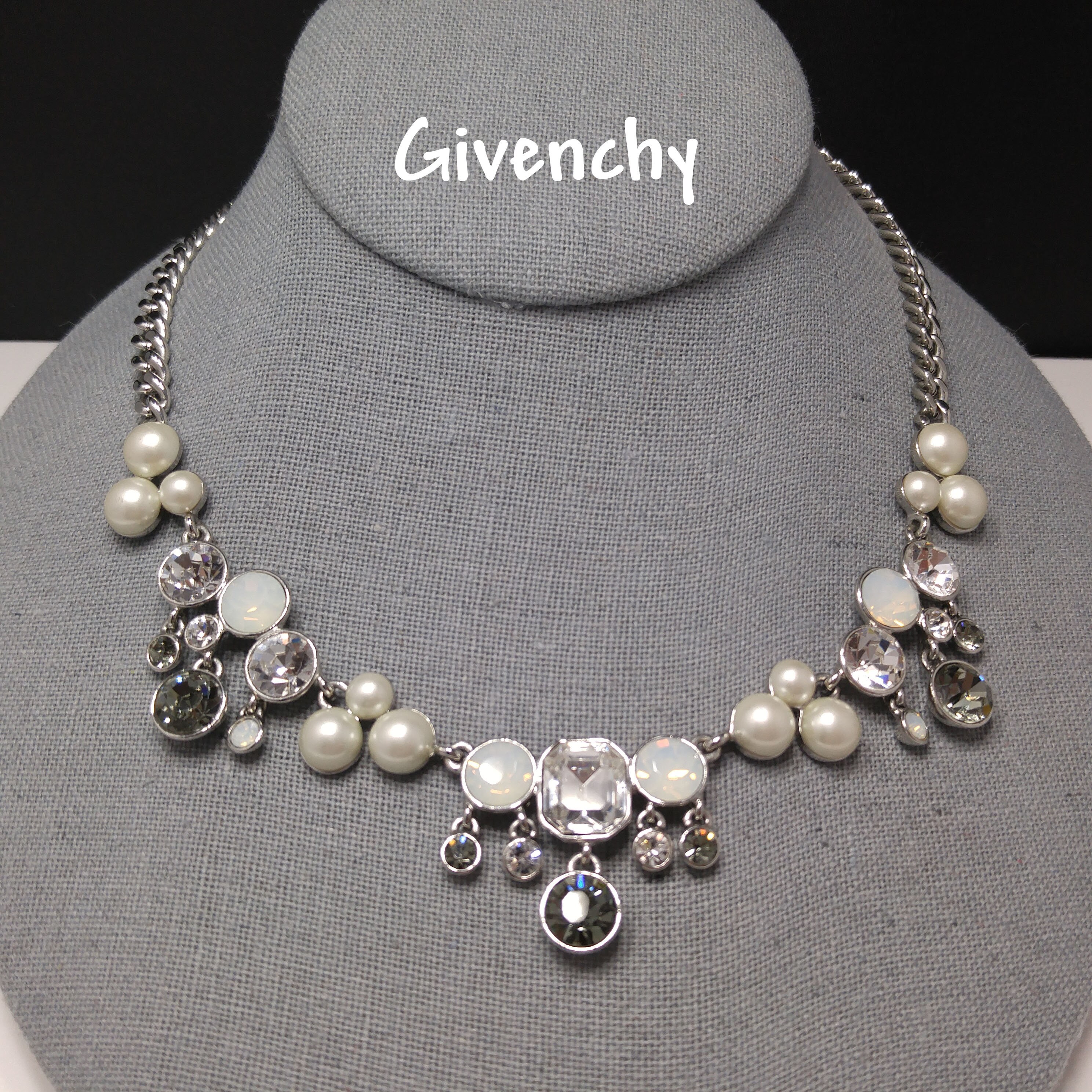 Vintage Givenchy Logo Faux Pearl Tiered 3 Strand Chain Gold-Tone Necklace # Givenchy #Chainchoker | Joyeria, Bisuteria, Collares