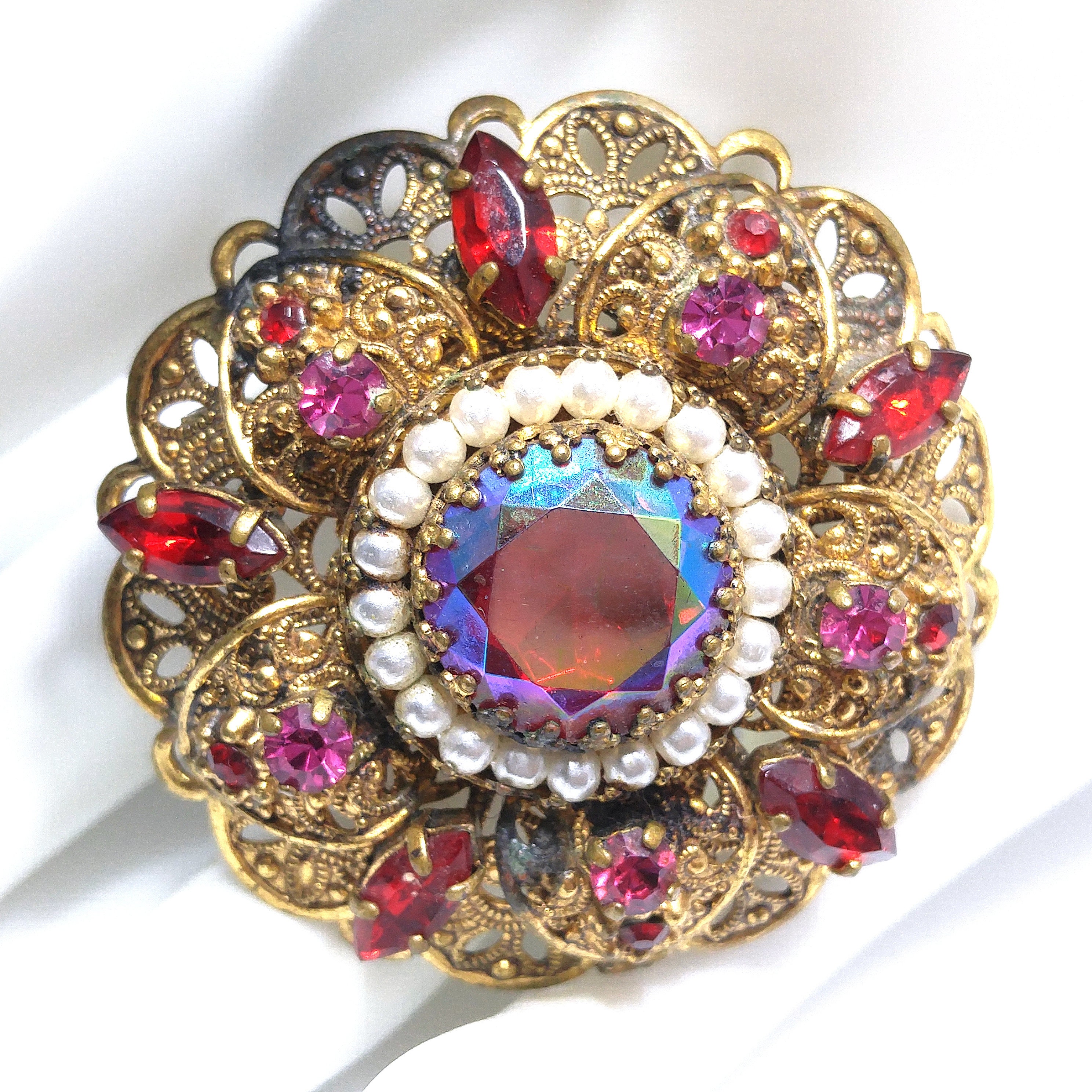WEST GERMANY ローズカラー アートガラス フィリグリー ブローチ West Germany Red Fire Polished Filigree Brooch, Faux Pearls