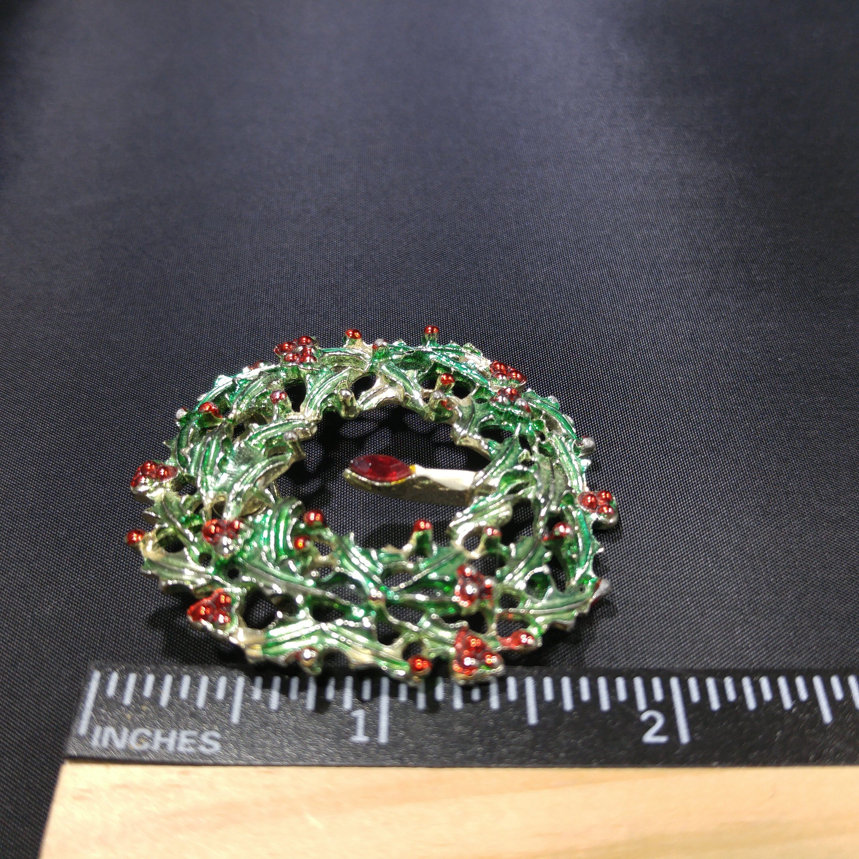 女の子向けプレゼント集結 Brooch, Enamel Wreath Christmas Red Enamel Metallic Green アクセサリー